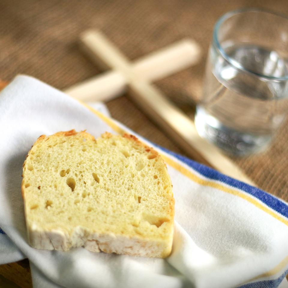 Brot und Wasser stehen stellvertretend für das klassische Fasten.