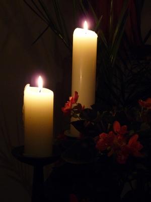 Kerze mit Blumen