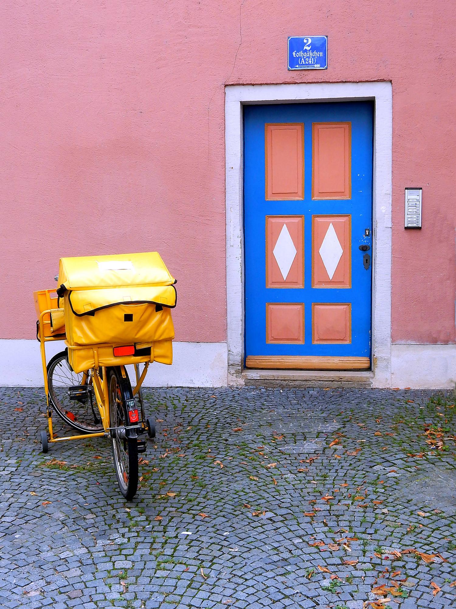fahrrradpost_vor_blauer_tuere_by_friedbert_simon_pfarrbriefservice (c) Bild: Friedbert Simon In: Pfarrbriefservice.de