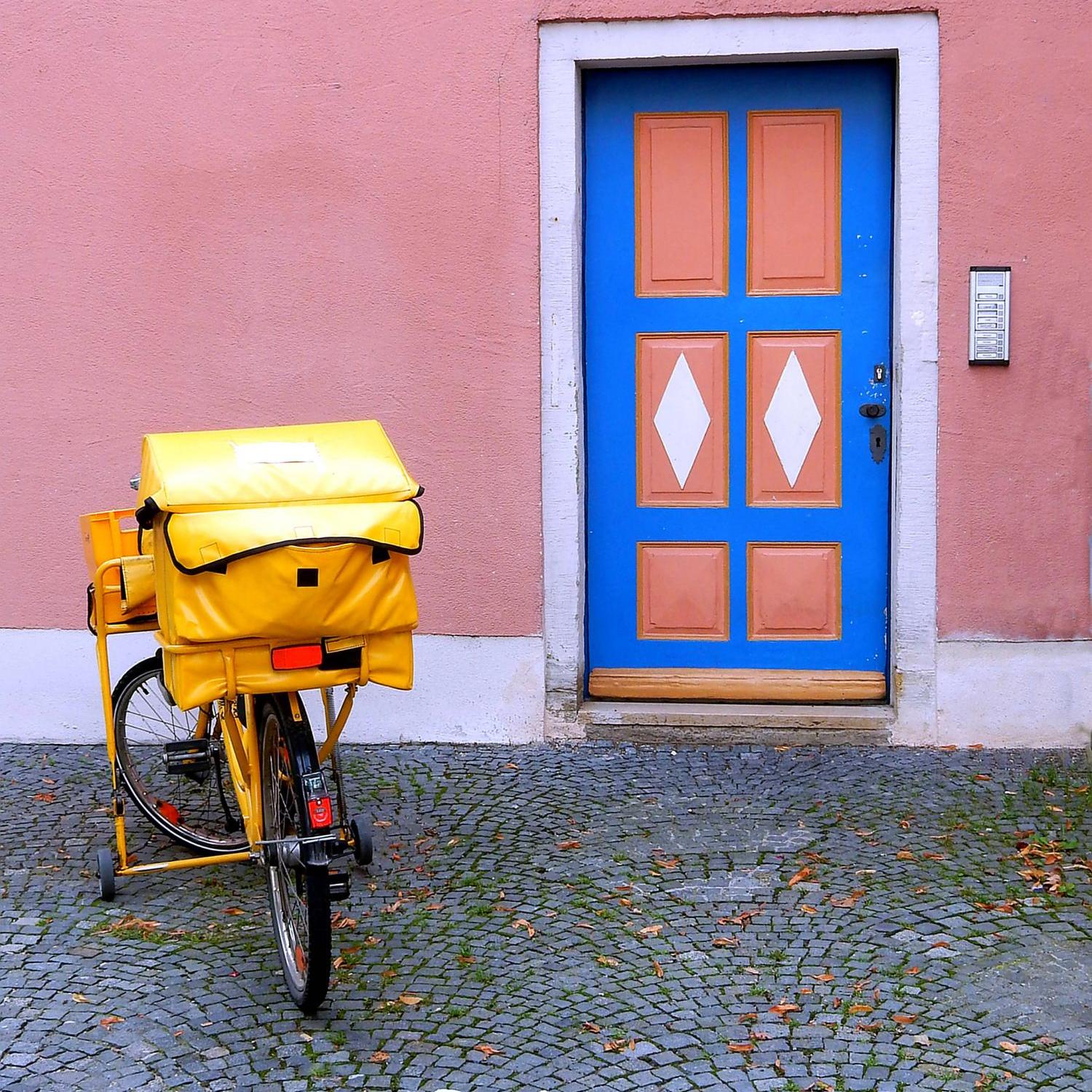 fahrrradpost_vor_blauer_tuere_by_friedbert_simon_pfarrbriefservice